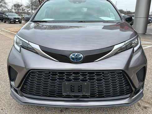 Used 2022 Toyota Sienna XSE w/ XSE Plus Package image 8