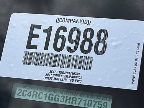Used 2017 Chrysler Pacifica Limited w/ UConnect Theater Package FWD image 40