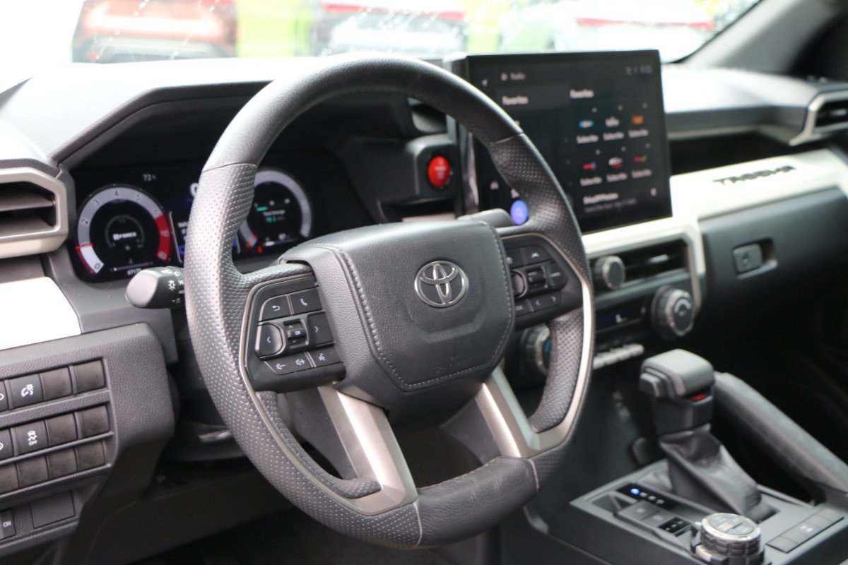 Used 2024 Toyota Tacoma TRD Off-Road AWD/4WD image 15