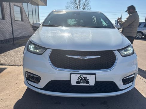 Used 2023 Chrysler Pacifica Touring-L image 7