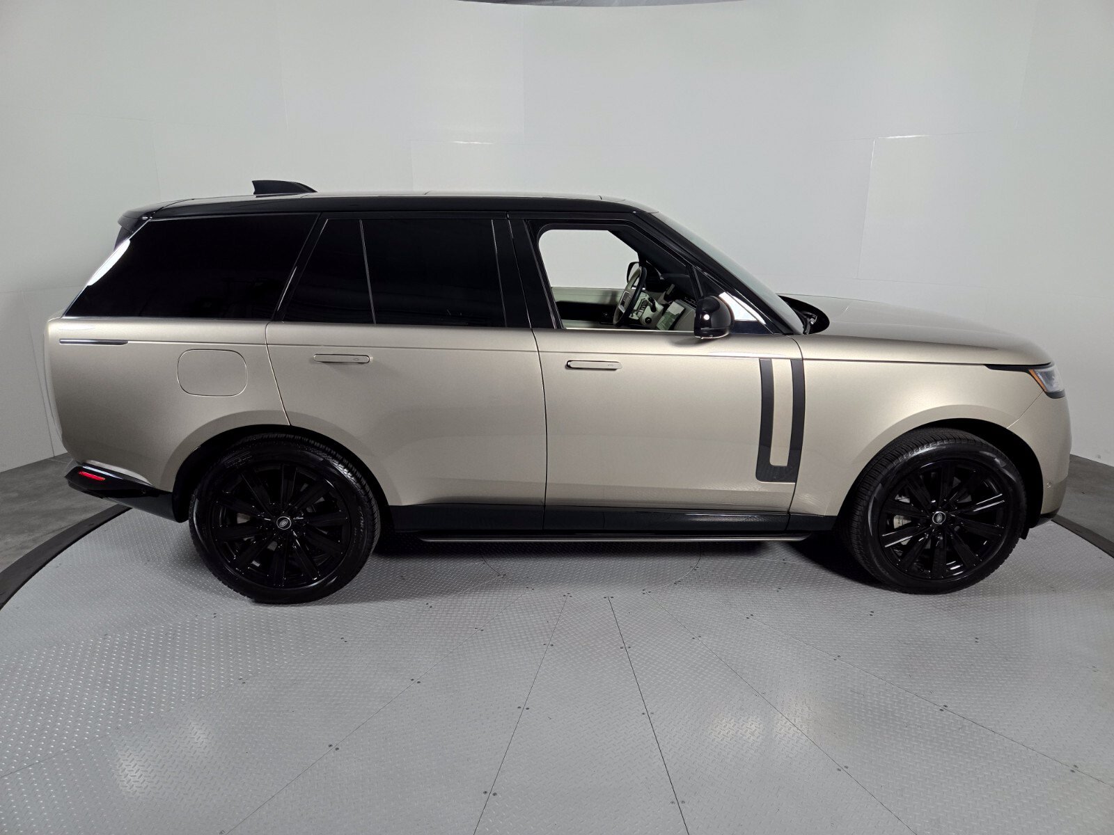 Used 2025 Land Rover Range Rover SE AWD/4WD image 6