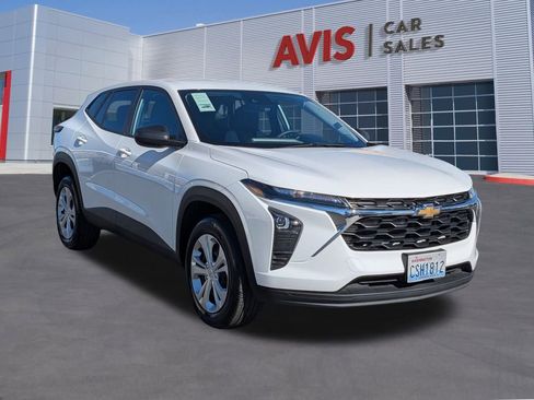 Used 2025 Chevrolet Trax LS image 3