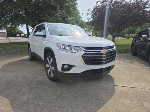 Used 2020 Chevrolet Traverse LT w/ LT Premium Package AWD/4WD image 1