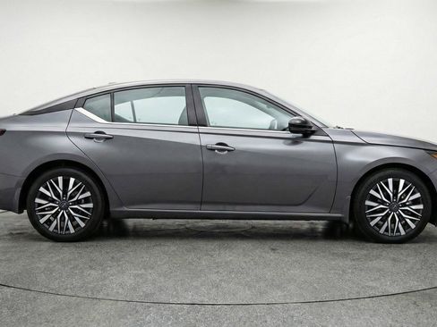 Used 2025 Nissan Altima 2.5 SV image 8