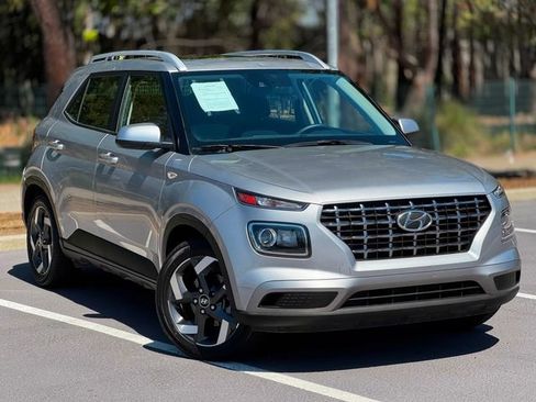 Used 2025 Hyundai Venue SEL FWD image 2