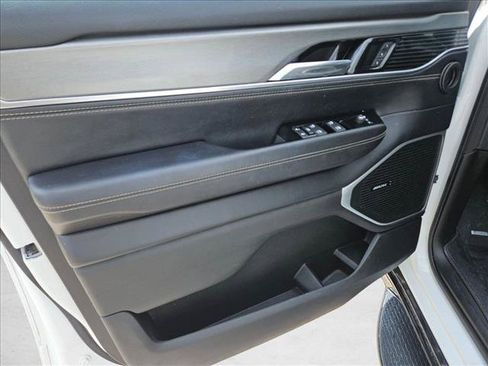 Used 2023 Jeep Wagoneer Series II RWD image 12