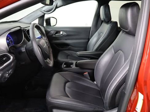 Used 2025 Chrysler Pacifica Select FWD image 14