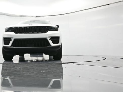 Certified 2024 Jeep Grand Cherokee Altitude image 46