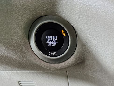 Used 2024 Chrysler Pacifica Touring-L FWD image 20
