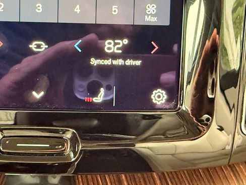 Used 2022 Volvo XC60 B5 Momentum image 31