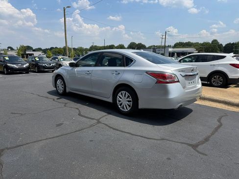 Used 2014 Nissan Altima 2.5 S w/ Display Audio Package FWD image 5