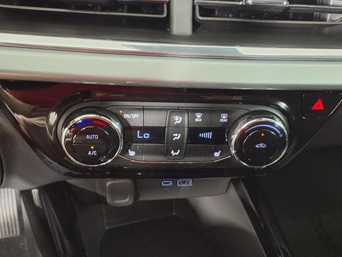 Used 2025 Chevrolet Trax LT w/ LT Convenience Package FWD image 18