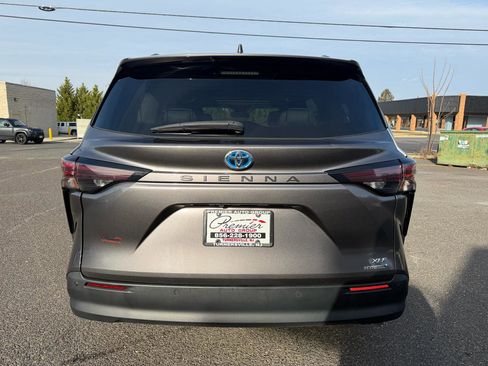 Used 2023 Toyota Sienna XLE FWD image 6