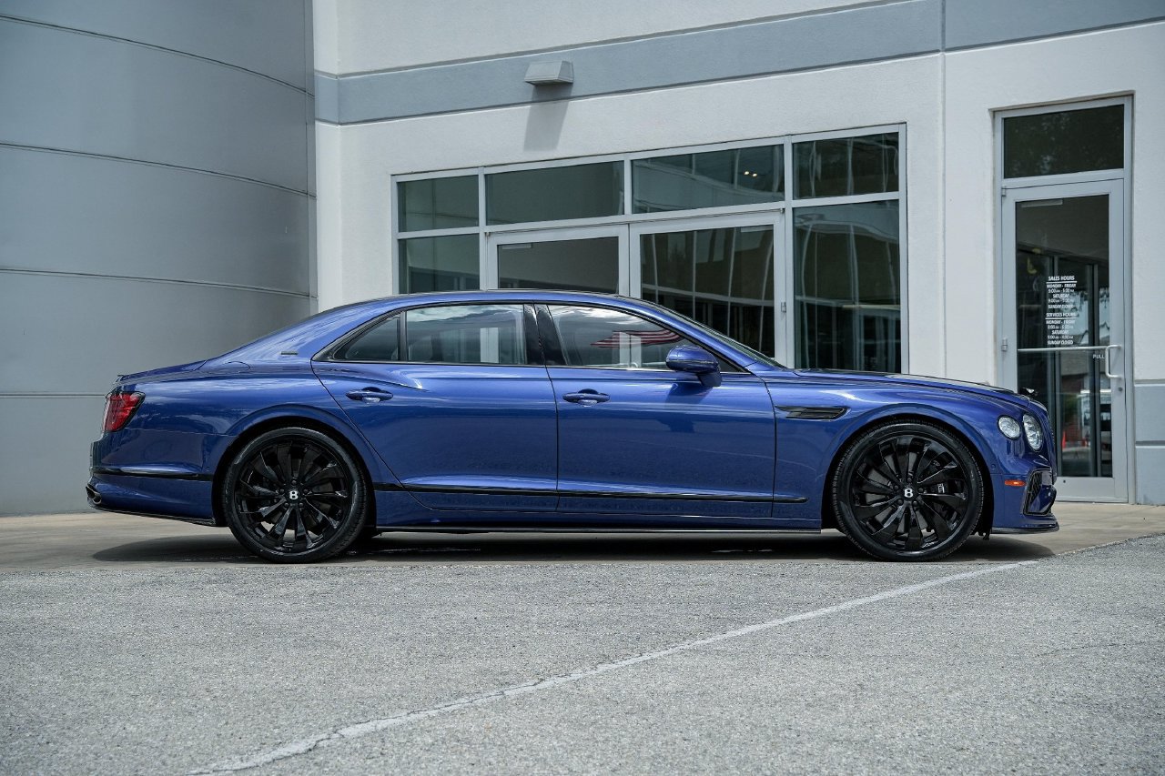 Used 2025 Bentley Flying Spur Plug-In Hybrid AWD/4WD image 4