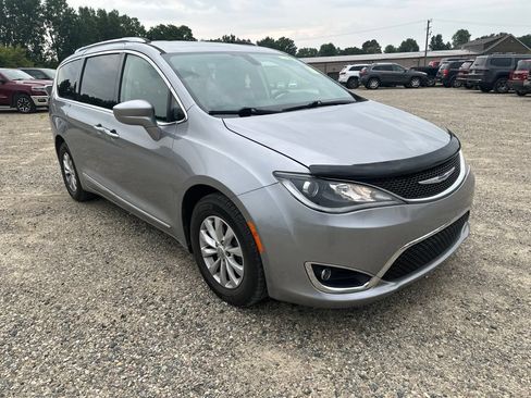 Used 2019 Chrysler Pacifica Touring-L FWD image 4