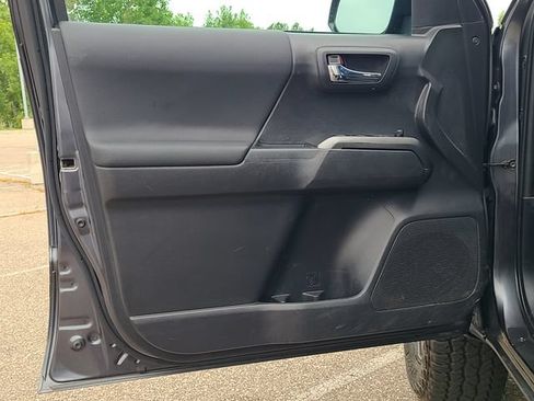 Used 2022 Toyota Tacoma TRD Off-Road AWD/4WD image 11