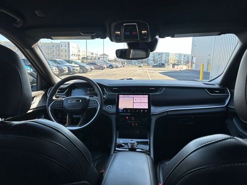 Used 2024 Jeep Grand Cherokee Limited image 17