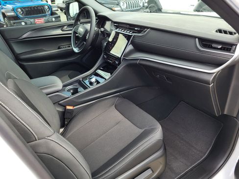 New 2025 Jeep Grand Cherokee L Laredo image 9