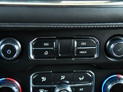 Used 2024 Chevrolet Suburban LT image 26