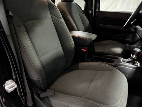 Used 2025 Jeep Wrangler Unlimited Sahara AWD/4WD image 9