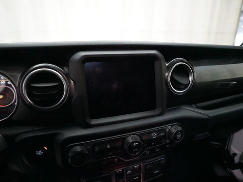 Used 2019 Jeep Wrangler Unlimited Sahara AWD/4WD image 6