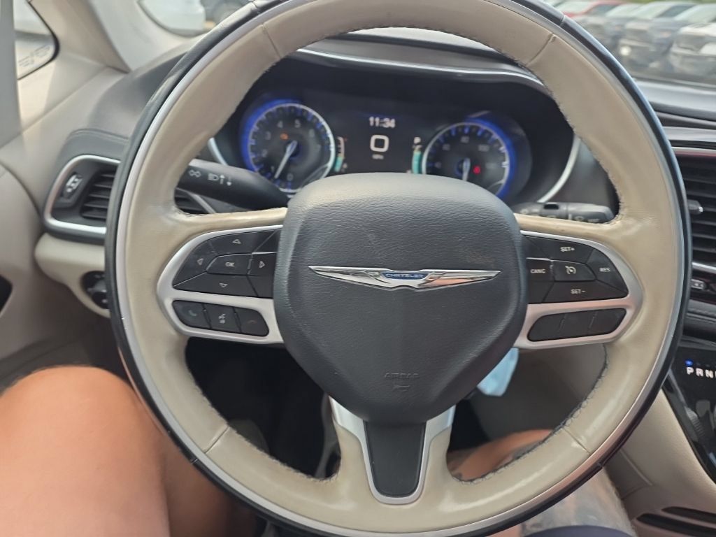 Used 2019 Chrysler Pacifica Limited FWD image 16