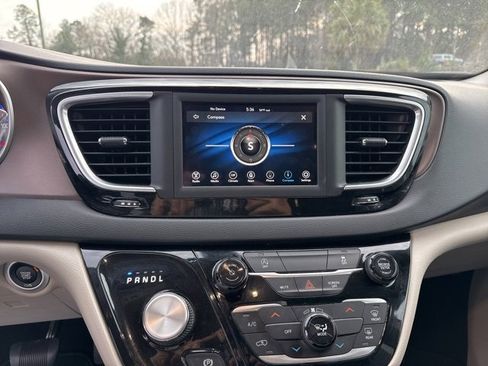 Used 2021 Chrysler Voyager Lxi image 11