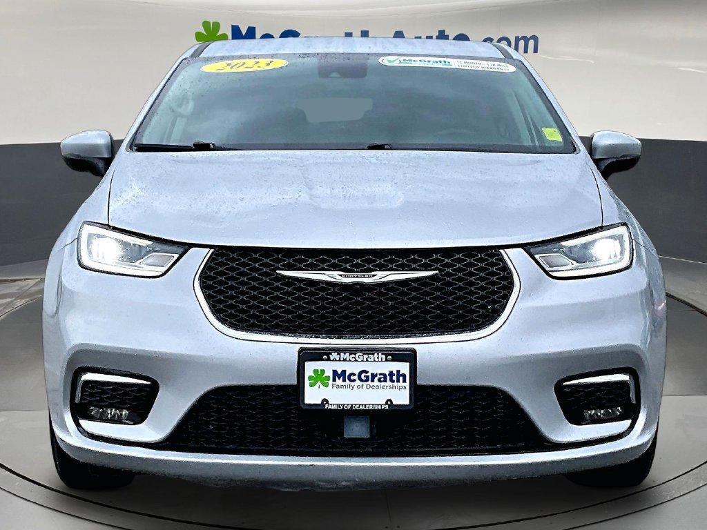 Used 2023 Chrysler Pacifica Touring-L FWD image 2