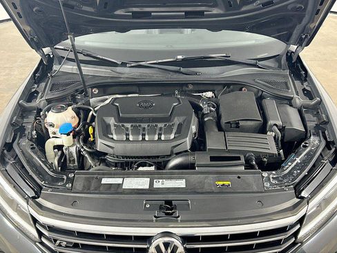 Used 2018 Volkswagen Passat 2.0T R-Line w/ R-Line Lighting Package FWD image 28