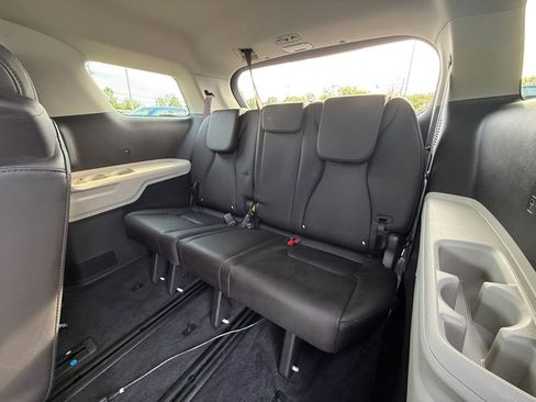 Used 2022 Kia Carnival LX image 24