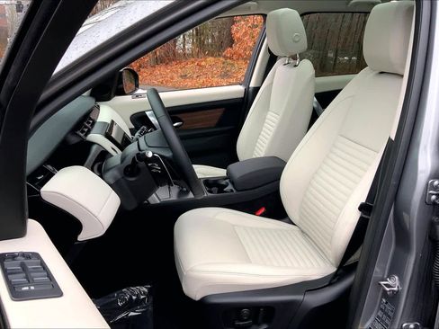 Used 2025 Land Rover Discovery Sport S image 8