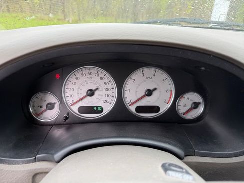 Used 2007 Chrysler Town & Country Limited FWD image 7