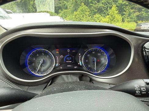 Used 2021 Chrysler Pacifica Touring-L FWD image 25