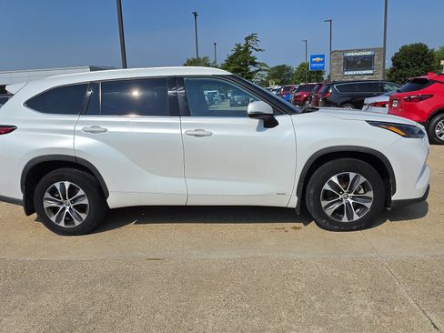 Used 2022 Toyota Highlander XLE AWD/4WD image 4