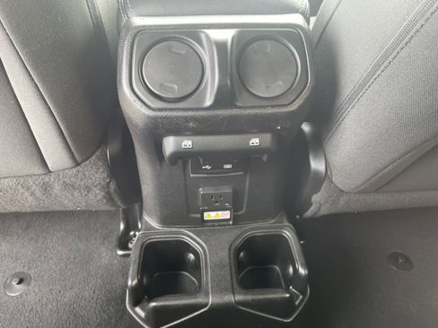 Used 2018 Jeep Wrangler Unlimited Sahara AWD/4WD image 38