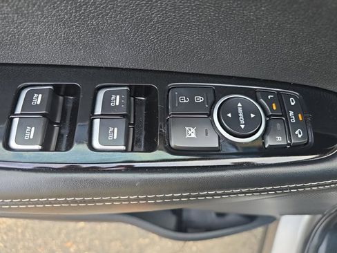 Used 2019 Kia Sorento SX image 27