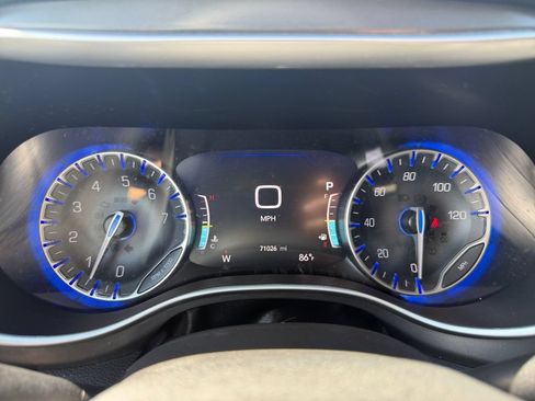 Used 2023 Chrysler Pacifica Touring-L FWD image 21