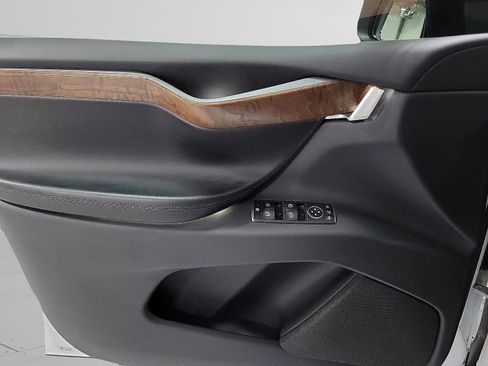 Used 2019 Tesla Model X image 17