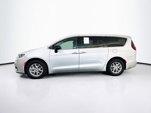 Used 2024 Chrysler Pacifica Touring-L FWD image 4