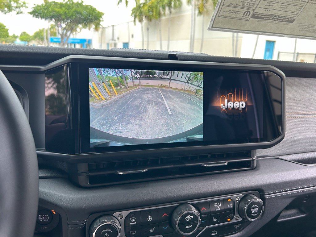 Used 2024 Jeep Wrangler Unlimited Sahara AWD/4WD image 10