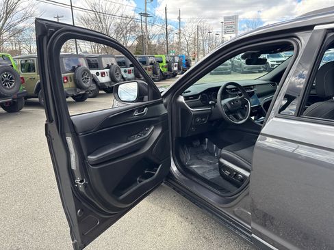 Used 2025 Jeep Grand Cherokee L Laredo w/ Luxury Tech Group I image 11