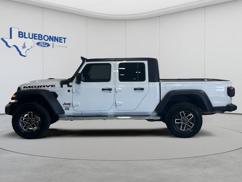 Used 2025 Jeep Gladiator Mojave w/ Convenience Group AWD/4WD image 8