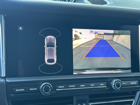 Certified 2021 Porsche Macan image 20