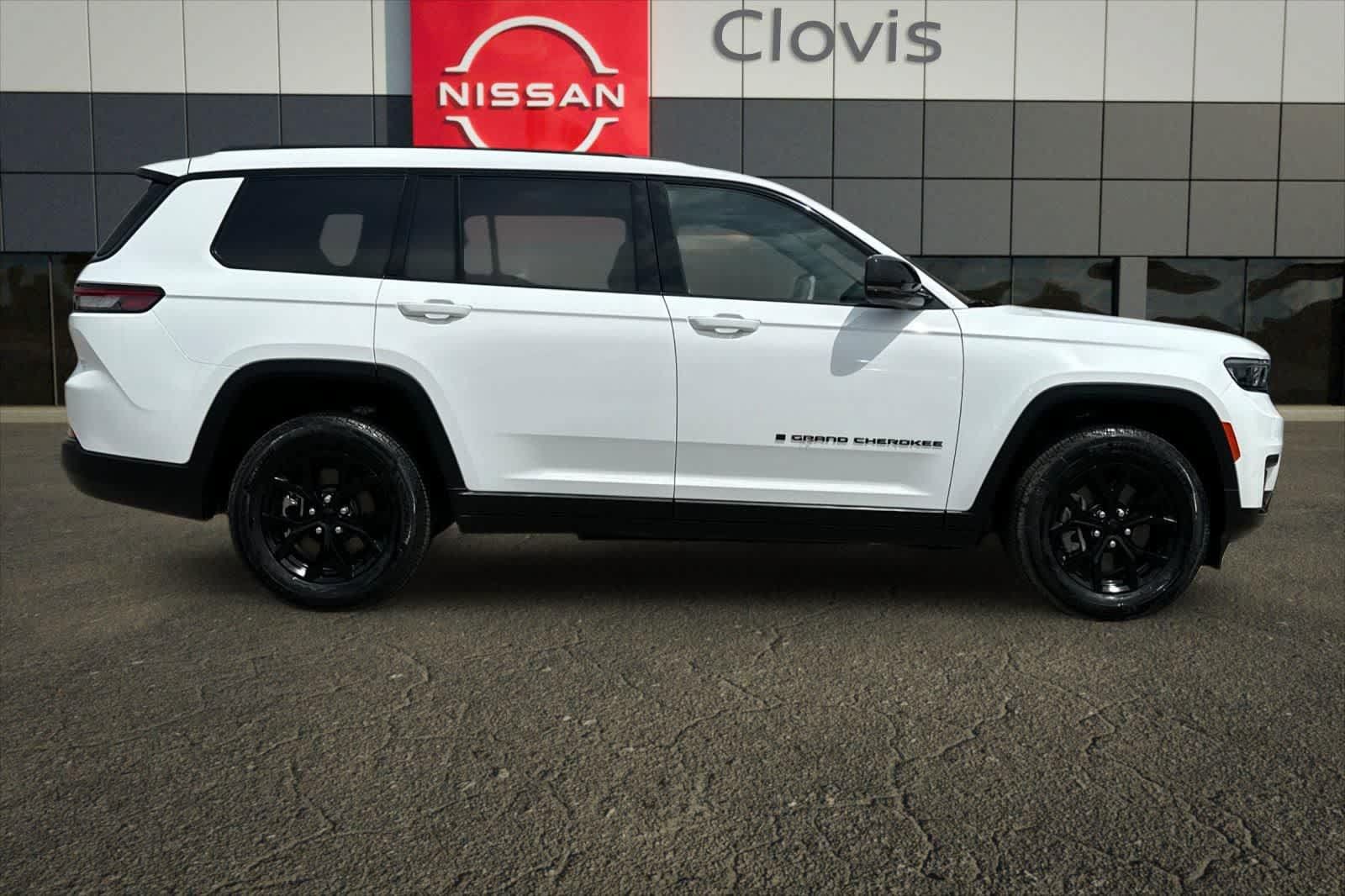 Used 2024 Jeep Grand Cherokee L Laredo RWD image 9