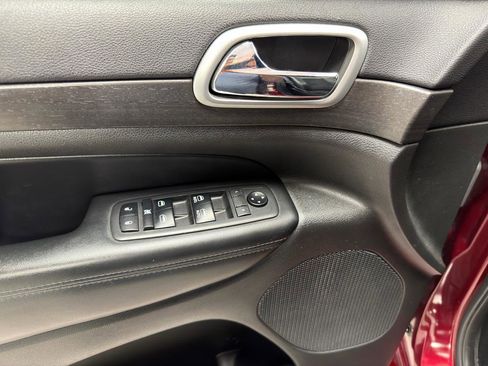 Used 2018 Jeep Grand Cherokee Altitude AWD/4WD image 15