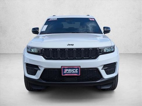 Used 2025 Jeep Grand Cherokee Altitude image 2