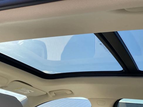 Used 2022 Buick Envision Avenir w/ Technology Package II image 16