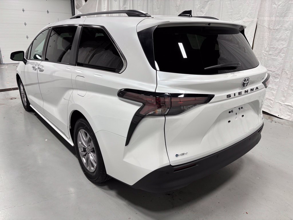 Used 2026 Toyota Sienna XLE FWD image 5