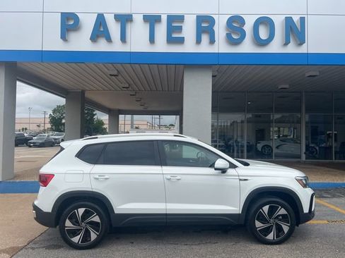 Used 2023 Volkswagen Taos SE AWD/4WD image 1