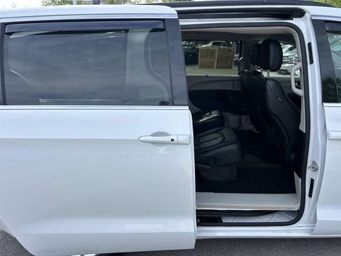Used 2022 Chrysler Pacifica Touring-L FWD image 27